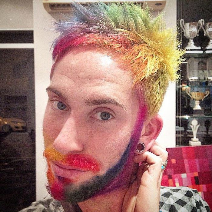 Разноцветные и радужные бороды парней