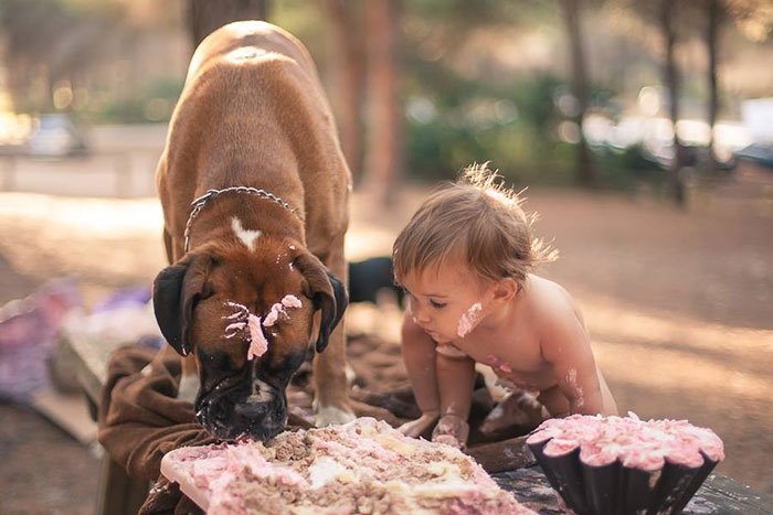 Дети и собаки на трогательных фотографиях