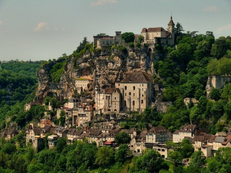 Рокамадур — деревня на уступах скалы во Франции