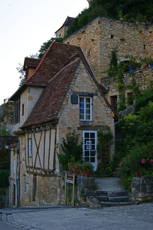 Рокамадур — деревня на уступах скалы во Франции