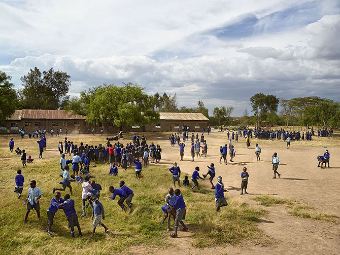 Серия фотографий школьных площадок со всего мира