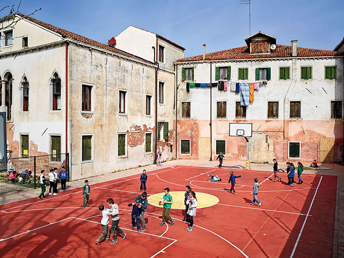 Серия фотографий школьных площадок со всего мира