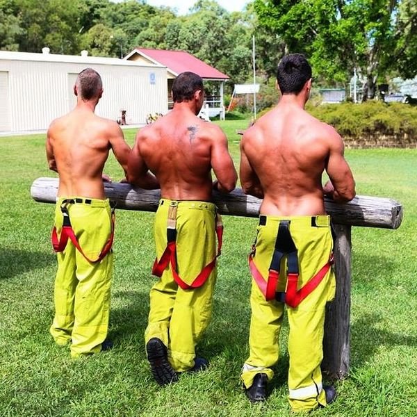 Симпатичные мужчины-пожарные