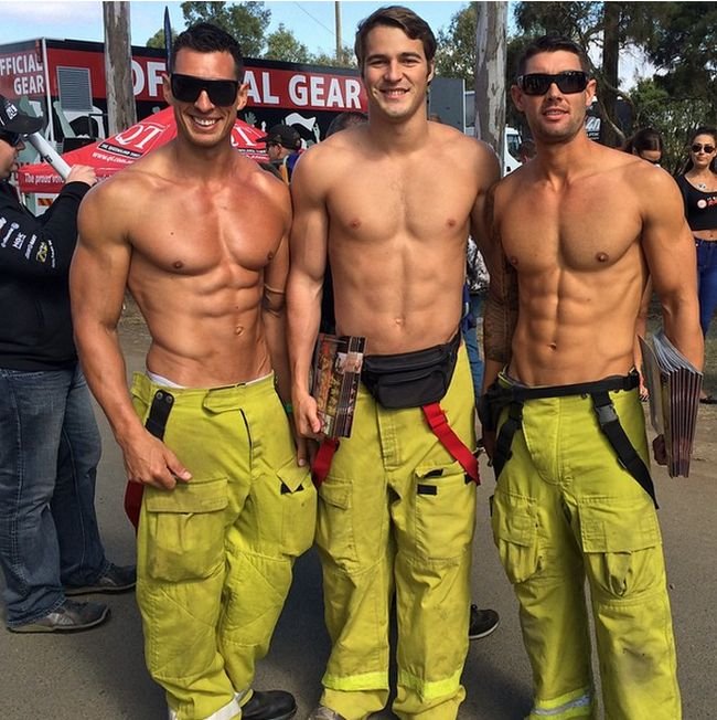 Симпатичные мужчины-пожарные