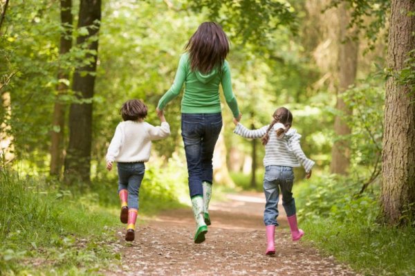 Дети умеют получить удовольствие от прогулки