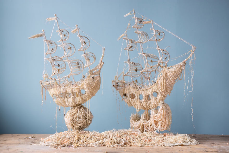 Два корабля в море из жемчужин от Энн Керрингтон