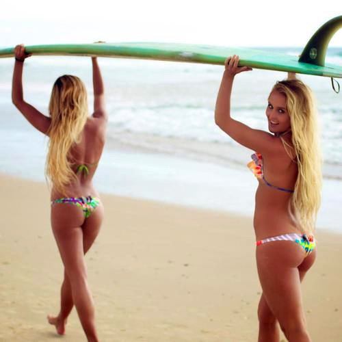 Красивые девушки-серфингистки