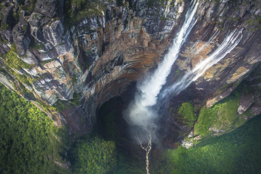 Красота водопадов на фотографиях с высоты