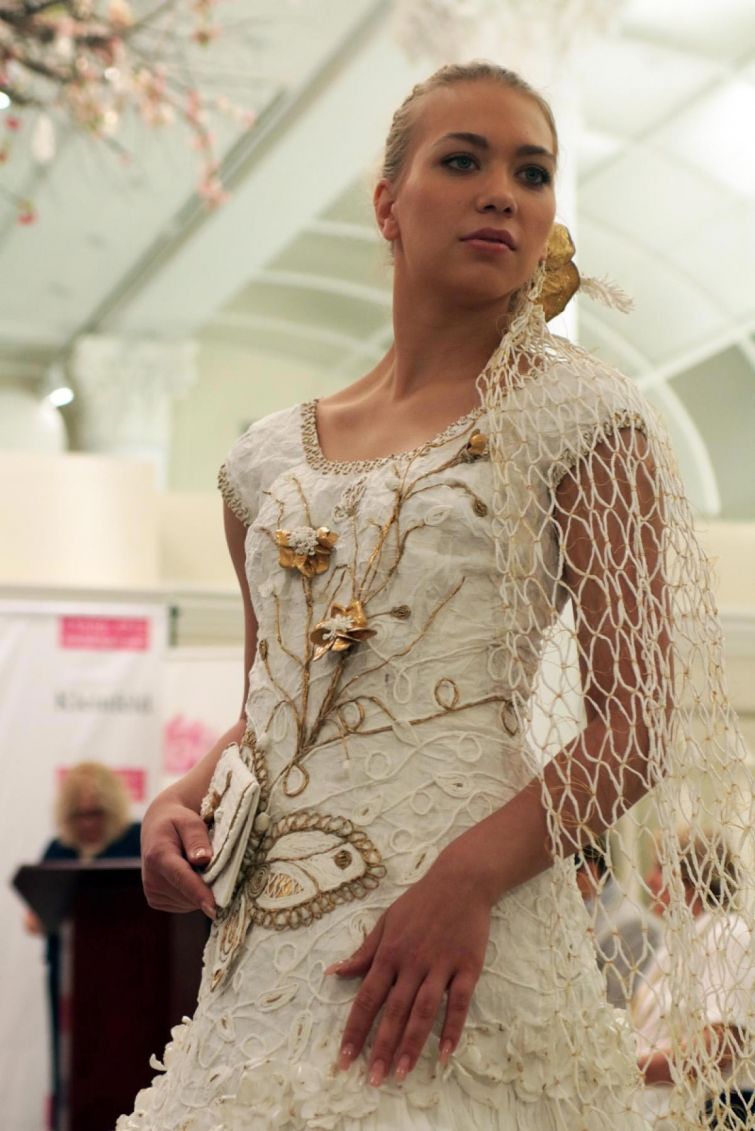 Пэрис Хилтон примерила свадебное платье из туалетной бумаги
