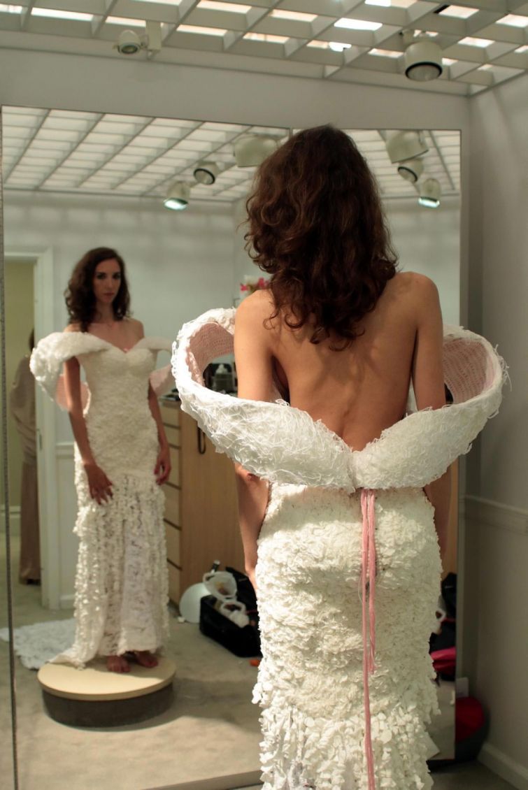Платье из туалетной бумаги (53 фото)