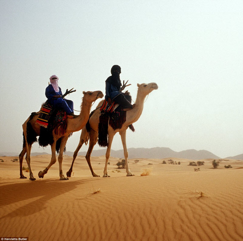Женщины в пустыне Сахара