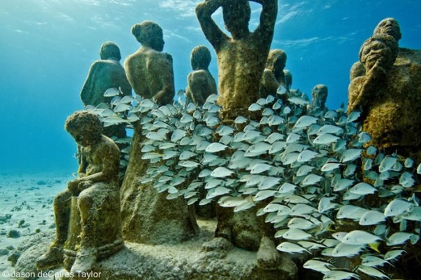 Скульптуры на дне океана