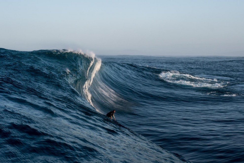 Экстремальный серфинг на огромных волнах