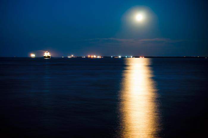Фотографии лунной дорожки на воде