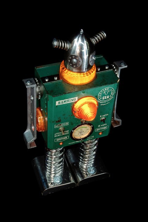 Скульптуры роботов из промышленных деталей