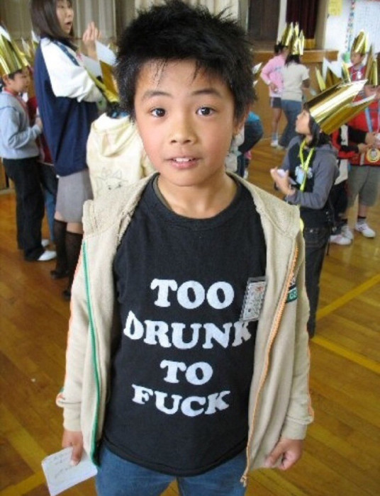 Азиаты и странные надписи на их футболках