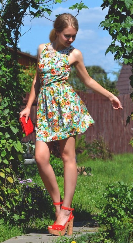 Частное фото девушки в летних платьях
