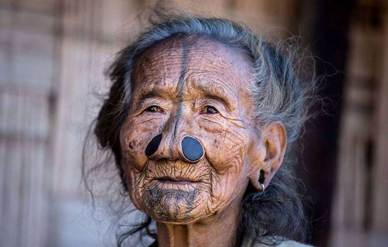 Женщины народа апатани, живущие с пробками в носу