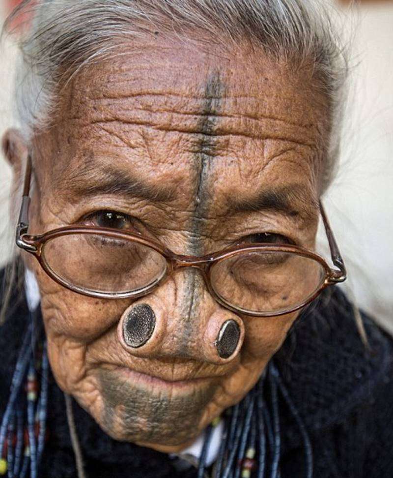 Женщины народа апатани, живущие с пробками в носу