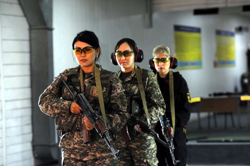 Девушки армии Казахстана