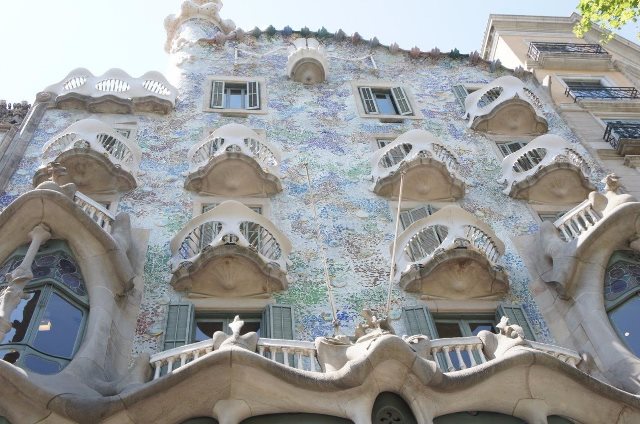 Необычный дом в Испании от архитектора Гауди
