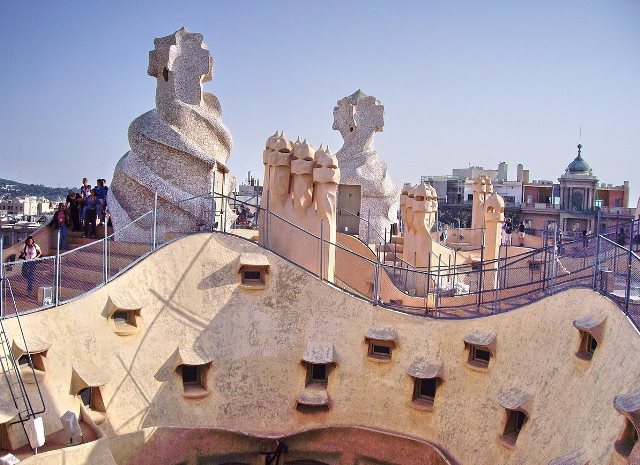 Необычный дом в Испании от архитектора Гауди