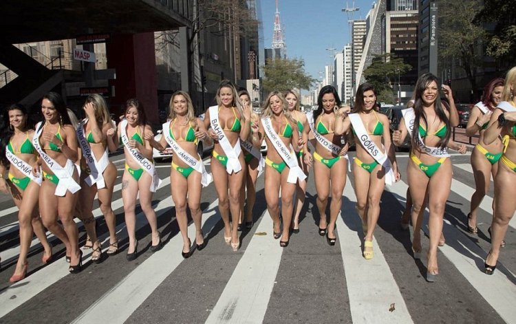 Конкурсантки мисс Bum Bum на улицах Сан-Пауло