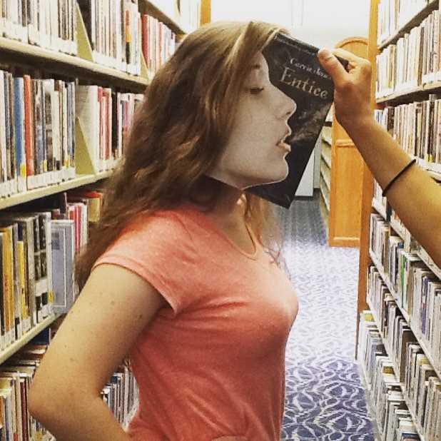 Лица читателей с обложками книг в Instagram Нью-Йоркской публичной библиотеки 