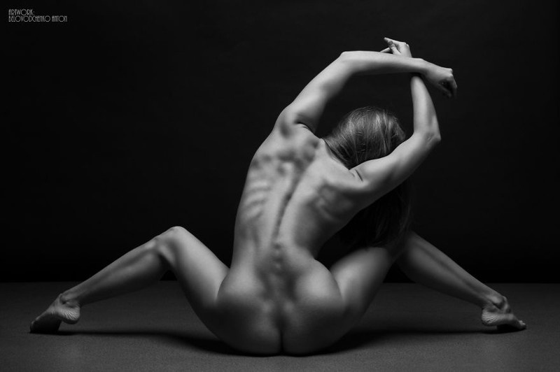 Необыкновенные черно-белые фотографии танцовщиц и любительниц йоги