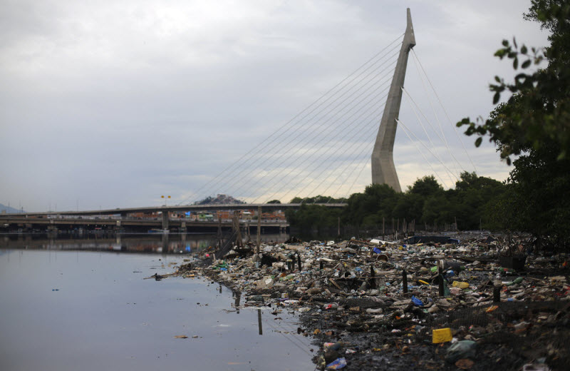 Загрязненные берега в Рио-де-Жанейро