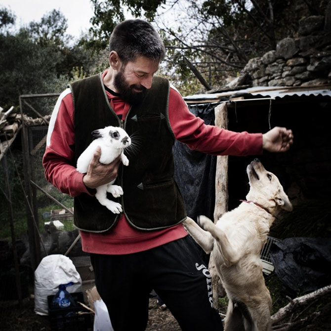 Испанские нудисты и нью-эйджеры восстанавливают заброшенные деревни