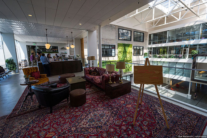 Как выглядит офис компании Airbnb