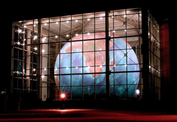 Крупнейший в мире глобус Земли Eartha