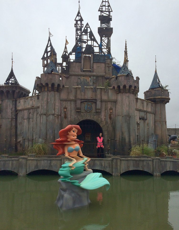 Мрачный Диснейленд - парк Dismaland от Бэнкси