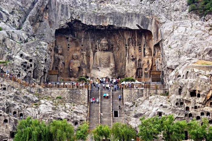 Лунмэнь – каменные пещеры у Драконовых ворот в Китае