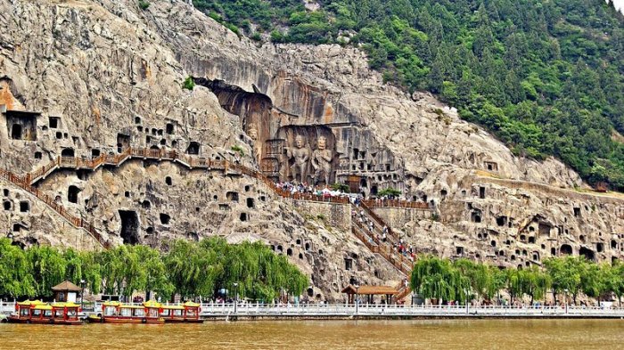 Лунмэнь – каменные пещеры у Драконовых ворот в Китае