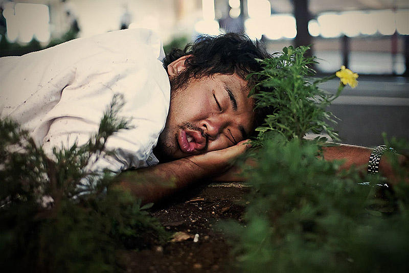 Уставшие японцы засыпают прямо на улицах