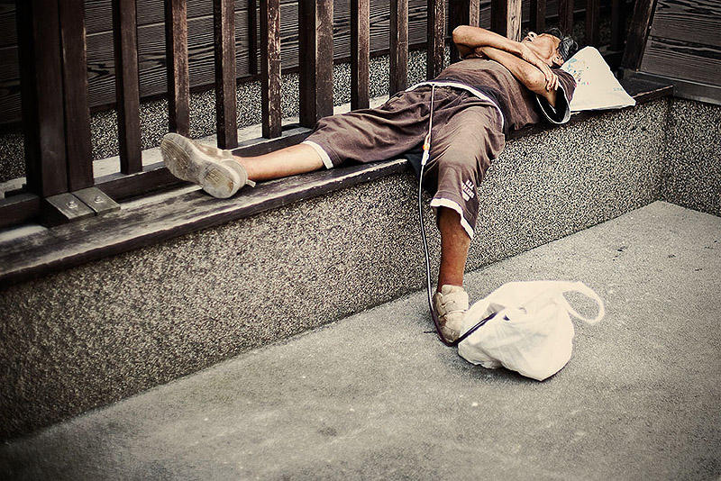 Уставшие японцы засыпают прямо на улицах