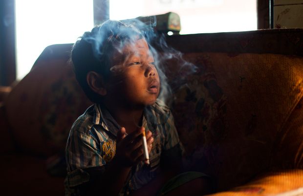 Курящие дети в объективе Мишель Сю