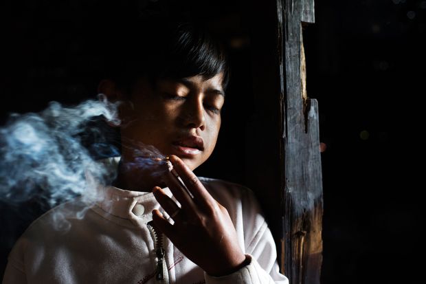 Курящие дети в объективе Мишель Сю