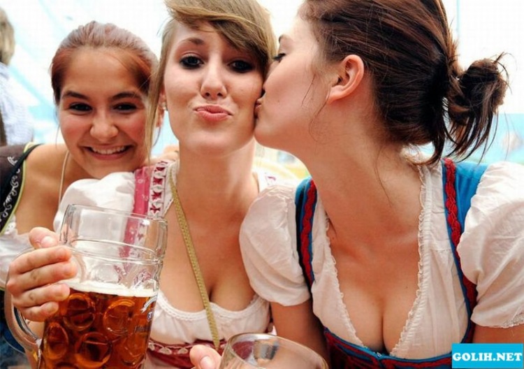 Красивые девушки с пивом на Октоберфесте