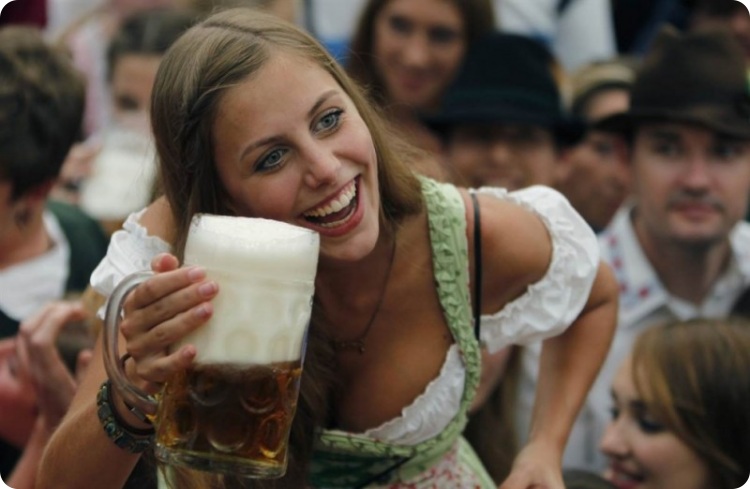 Красивые девушки с пивом на Октоберфесте