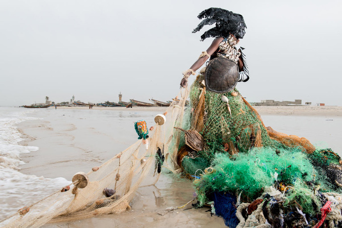 Костюмы из мусора в Сенегале от Фабриса Монтейро