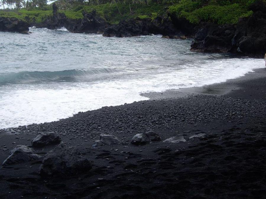 Необычные пляжи с черным песком