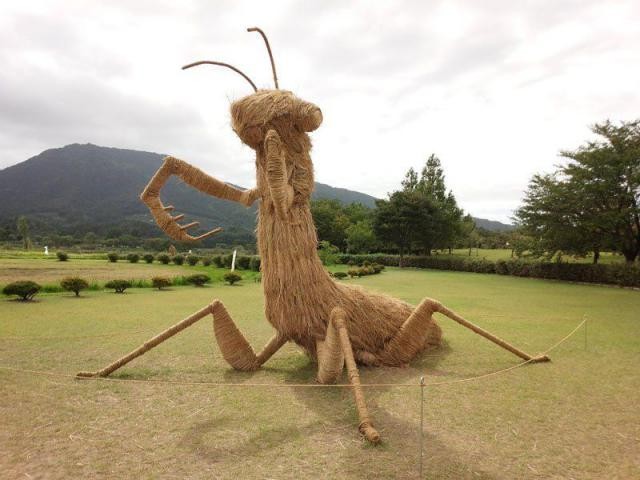 Интересные работы с фестиваля соломенных скульптур в Японии