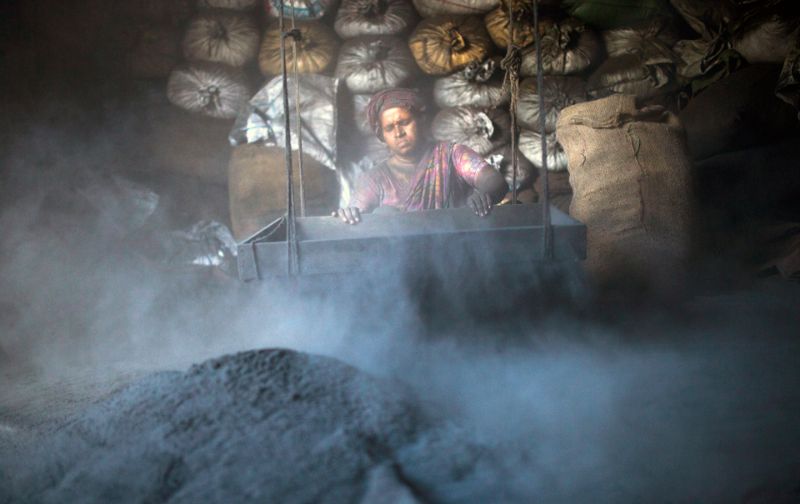 На фабрике по изготовлению благовоний из угля