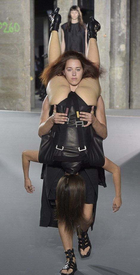 Люди-рюкзаки от Рика Оуэнса на парижской неделе моды