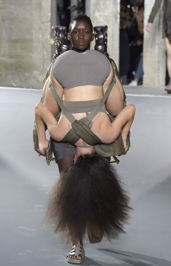 Люди-рюкзаки от Рика Оуэнса на парижской неделе моды