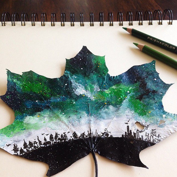 Рисунки на опавших осенних листьях