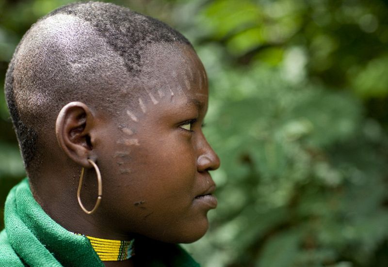 Шрамирование с помощью колючек и лезвия в Африке